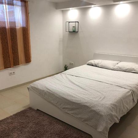 Bescheidene Untergeschoss Wohnung In Guter Lage. Colonia Esterno foto